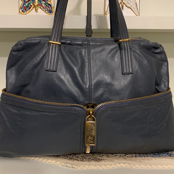 ♥️ Large Leather Fendi Shoulder Bag♥️ - Picture 3 of 17